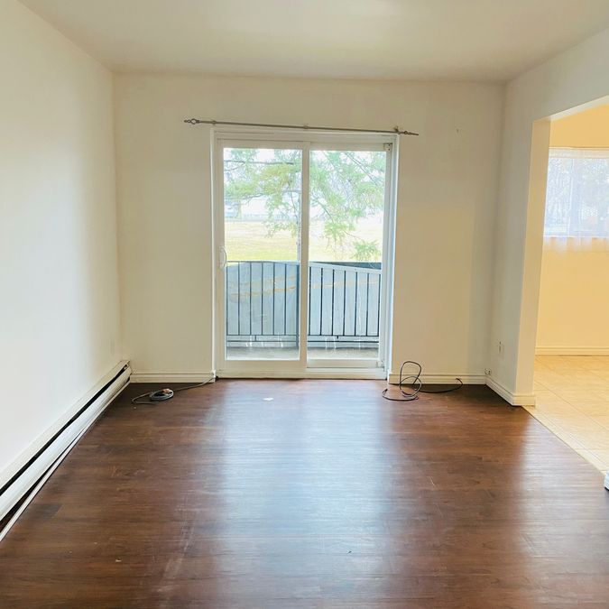 SPACIOUS 2BEDROOM/1BATHROOM SUITE IN DOWNTOWN WINDSOR+ HYDRO - Photo 1