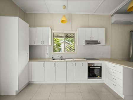 Spacious Family Home with Outdoor Living & Air Conditioning - Photo 4