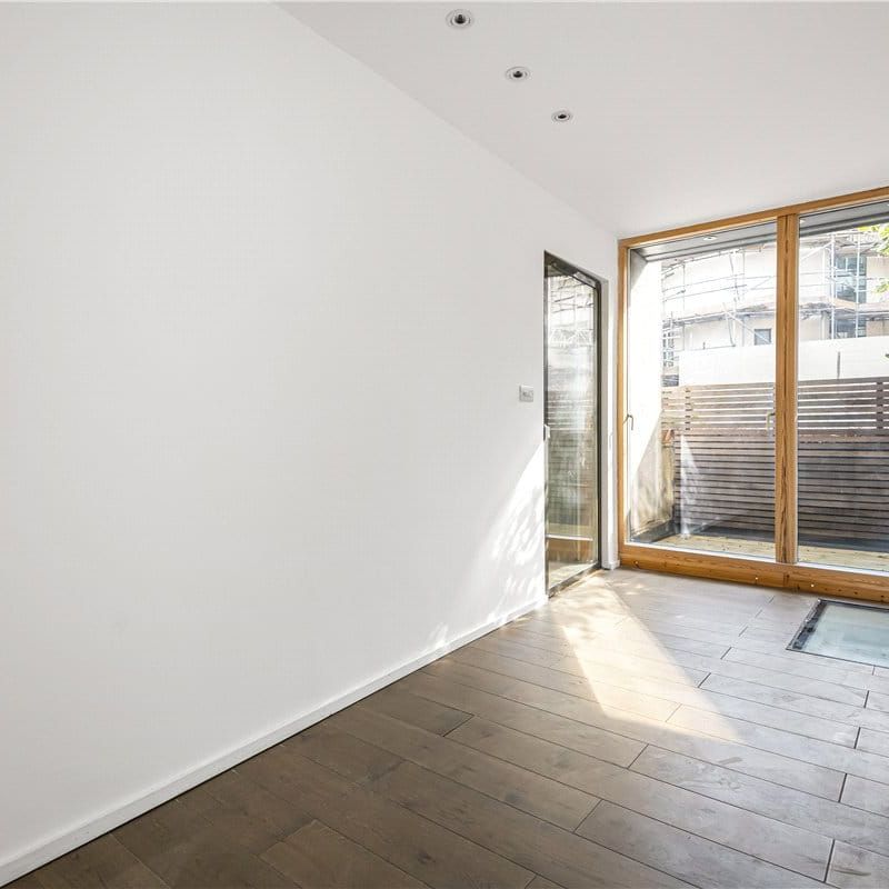 A four bedroom mid terraced property situated in London. - Photo 1