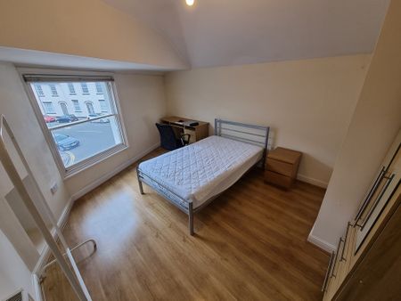 1 Bed Student Accommodation - Photo 2