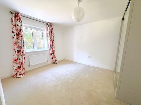 A 4 Bedroom Detached House Instruction to Let in - Photo 2