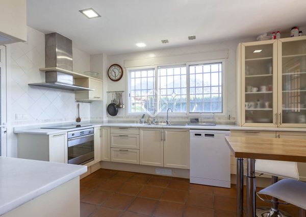 5 Bedroom house / villa with 134m² terrace for rent in Los Monasterios, Valencia
