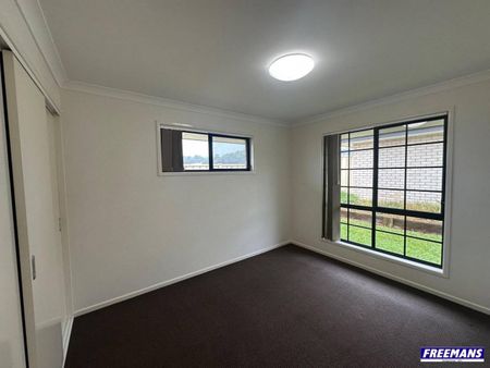 Modern Fully Fenced 4 bedroom Home - Photo 3