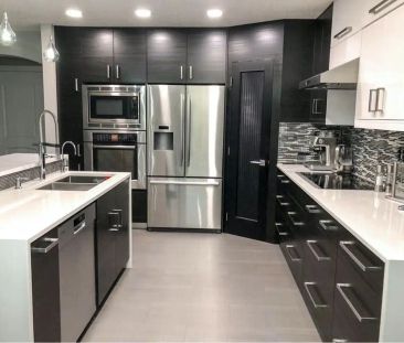 Spacious family home in SW Calgary — 4 Bedrooms+ Den House - Photo 1