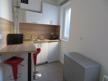 Appartement à louer - REIMS- RUE DU CHAMP DE MARS - Photo 2