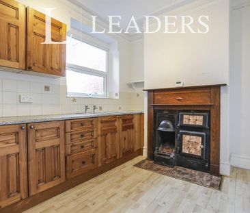 4 bedroom flat to rent - Photo 1