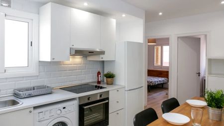 Room in a shared 10-bedroom apartment for rent in Collblanc, bills included, professionals and students. - Foto 2