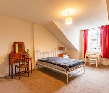 4 bedroom flat to rent - Photo 1