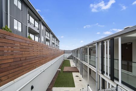 Modern 2 Bedroom 2 Bathroom Apartment - Photo 4