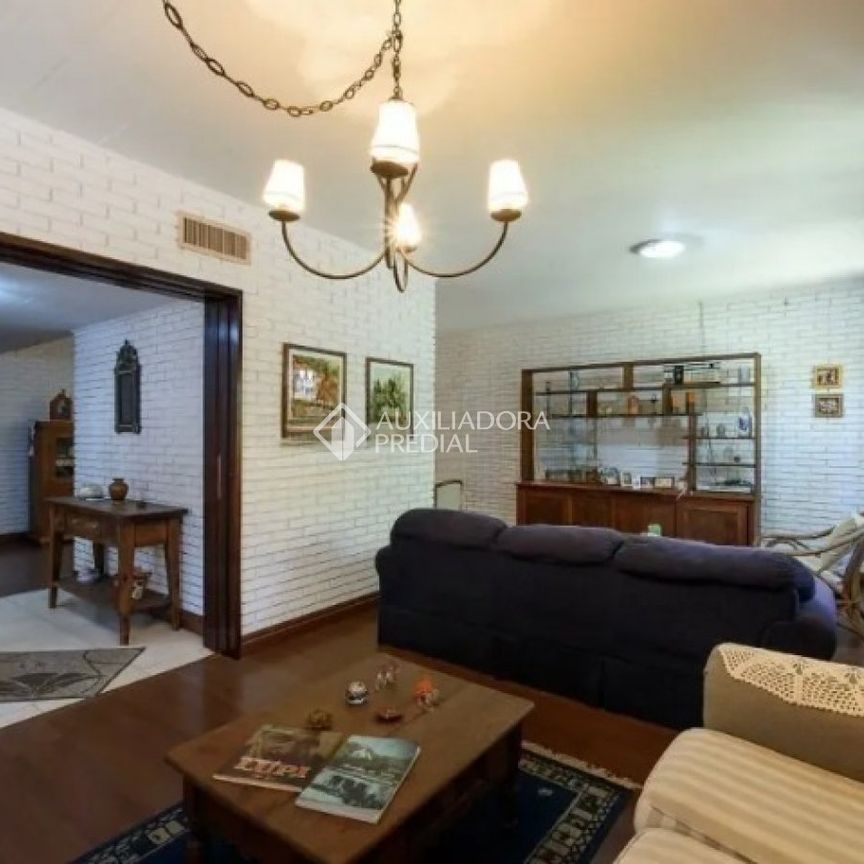 Casa com 4 quartos e 275m² para alugar em Tristeza, Porto Alegre. - Foto 1