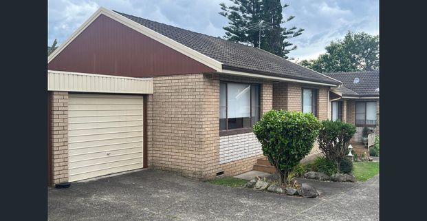 Spacious Two-Bedroom Villa with Lock-Up Garage - Photo 1