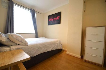 Hillingdon Avenue, Staines-upon-thames, TW19 - Photo 3