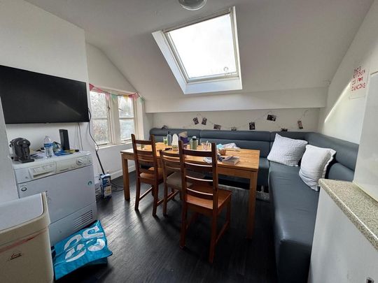 8 bedroom flat to rent - Photo 1