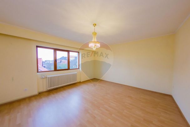 Casă de închiriat lângă parc – potrivită pentru ce... - Photo 1