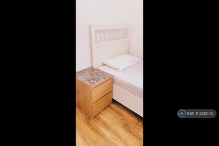 3 bedroom end of terrace house to rent - Photo 4