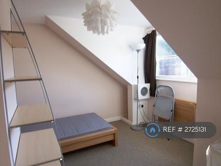 1 bedroom in a house share to rent - Photo 4