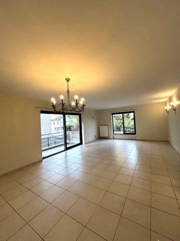Au coeur de notre belle commune, au 1er étage de la Résidence Espace Vert, spacieux appartement 2 chambres avec terrasse.. Grande cave et emplacement de parking en sous-sol ! - Foto 5