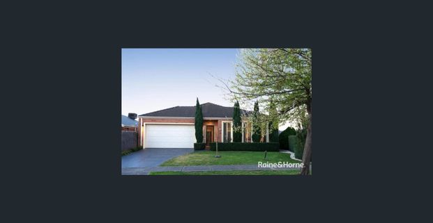 Stunning 4-bedroom house in the heart of Berwick! - Photo 1