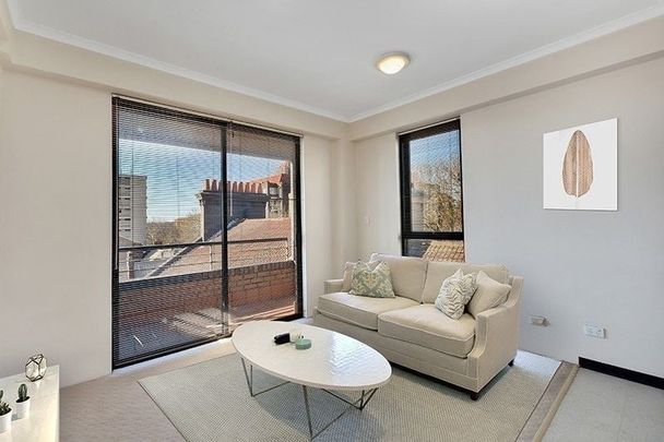 City Fringe One Bedroom Apartment With Harbour Bridge Views - Photo 1