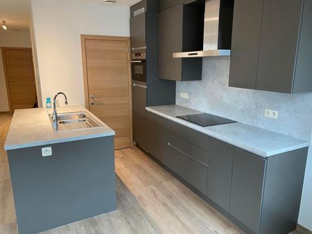 Recent, ruim appartement op de 1ste verdieping met garage, ideaal gelegen in het centrum van Sterrebeek. - Photo 3