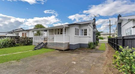Pet-Friendly 3-Bedroom Bungalow in Avondale - Photo 3