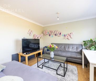 6 bedroom detached house to rent - Photo 4