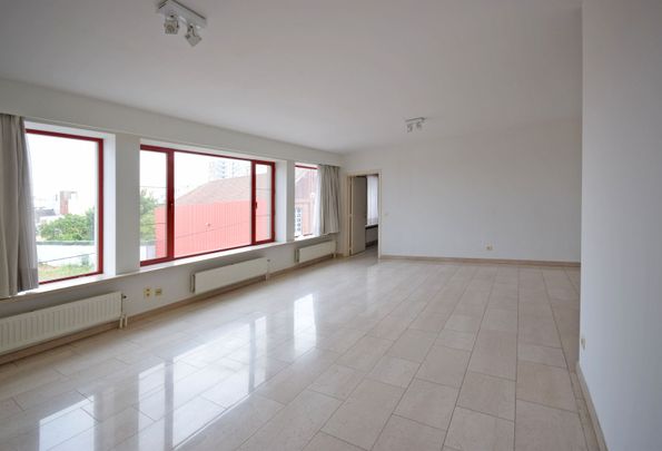 APPARTEMENT MET DRIE SLAAPKAMERS EN TERRAS NABIJ CENTRUM ROESELARE - Photo 1