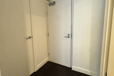 Urban Convenience Meets Stylish Simplicity in the Heart of Melbourne - Photo 5