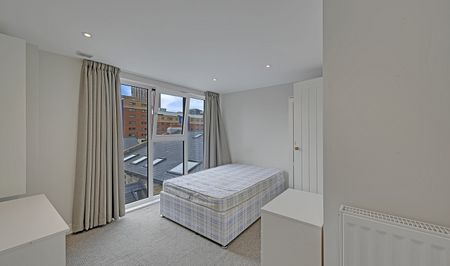 Beautiful 3-Bedroom, 3-Bathroom City Centre Apartment Near Hallam University - Photo 5