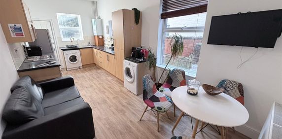 Room For Rent 52 Somers Road, Southsea - Photo 2
