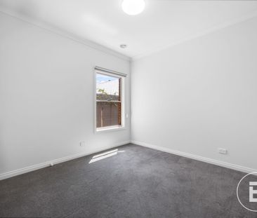 Modern low maintenance living in sought after Soldiers Hill - Photo 2