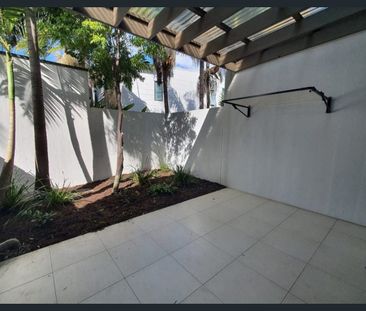 Stylish Town House within walking distance to Robina Town Centre - Photo 6