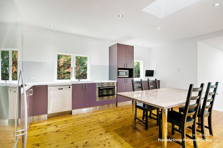 Modern spacious family home in great location - Photo 3