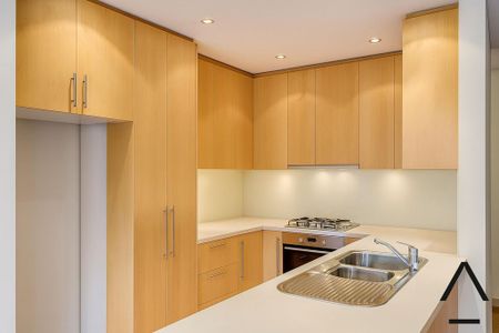 ULTRA-MODERN, SEMI-LIKE 2 BEDROOM GARDEN APARTMENT, PEACEFUL, PRIVATE - Photo 5