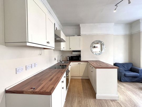 2 double bedroom first floor flat, Acton Lane, London, W3 8NX - Photo 1