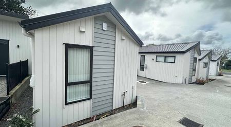 Spacious 2-Beds – Prime Location Opp Park! - Photo 5