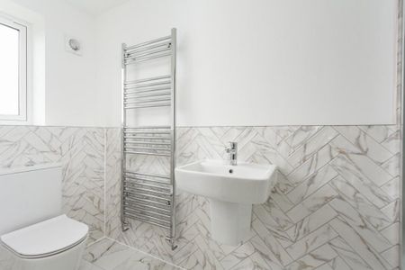 4 bedroom semi-detached house to rent - Photo 5