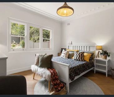 Original Family Home with Enormous Future Potential on a 607sqm Lev... - Photo 3