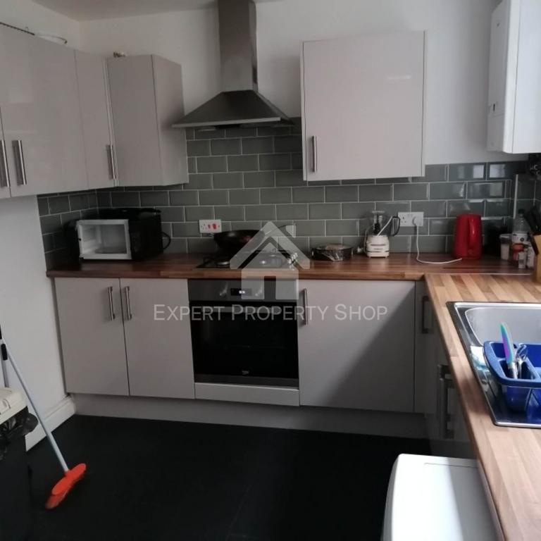 1 bedroom in a house share to rent - Photo 1