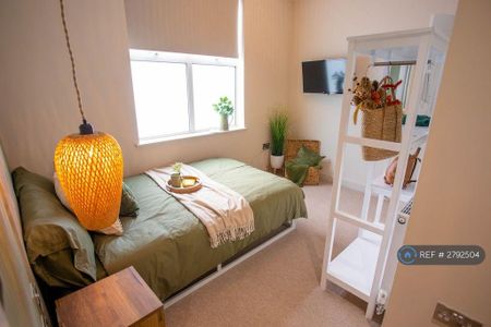 1 bedroom in a house share to rent - Photo 4