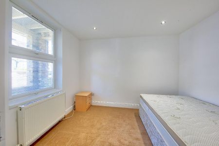 4 bedroom terraced house to rent - Photo 3