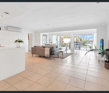 Waterfront Living in the Heart of Broadbeach Waters - Photo 2