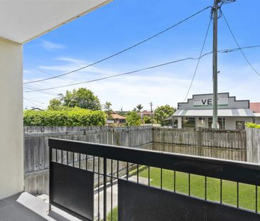 Light-filled and breezy, freshly painted - Photo 5