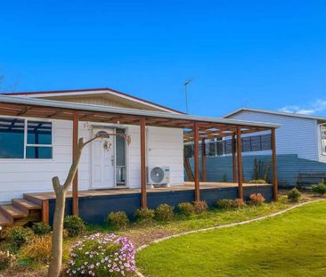 Modern three bedroom family home - Photo 5