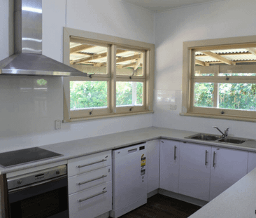 CHARMING THREE BEDROOM HOME - Photo 6