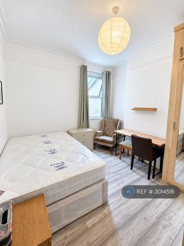 1 bedroom in a house share to rent - Photo 2
