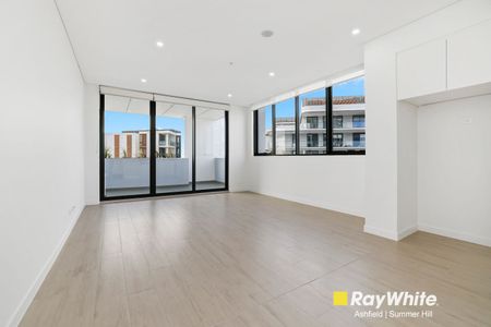 Luxurious Living in a Modern Unit - Photo 2