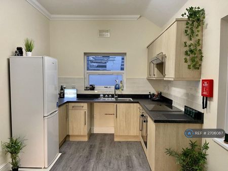 1 bedroom in a house share to rent - Photo 5