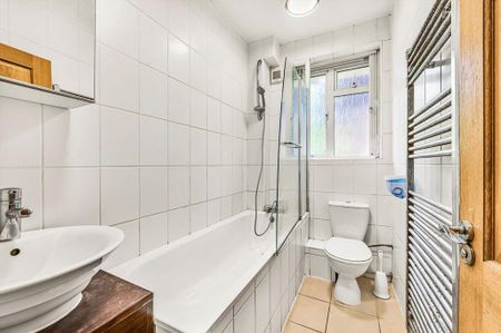 3 bedroom flat to rent - Photo 4