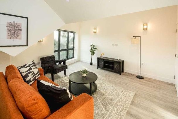 Cuckoo Hall Lane, London, N9 - Photo 1